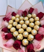 ramo de rosas rojas y rosas con ferreros