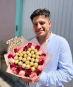 hombre con ramo de rosas rojas y rosas con ferreros