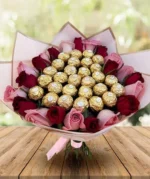 ramo de rosas rojas y rosas con ferreros