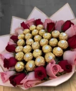 ramo de rosas rojas y rosas con ferreros