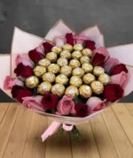 ramo de rosas rojas y rosas con ferreros