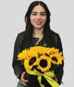 mujer con arreglo de girasoles